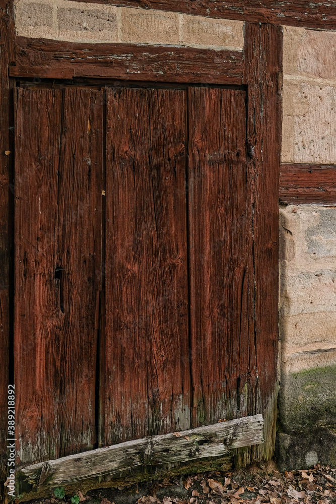 Altes Tor im Gemäuer