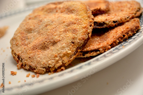 fette di melanzane gratinate al forno con pane grattugiato cibo dietetico e vegetariano photo