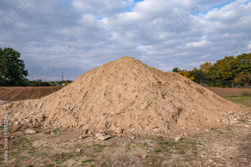 Erdhügel vor bewölkten Himmel