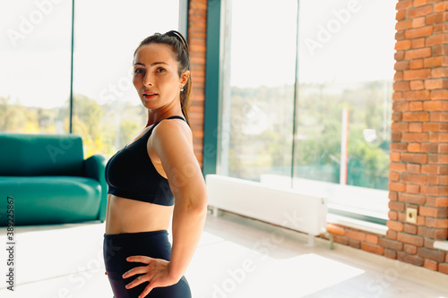 Brunette woman. Healthy, athletic with a beautiful posture, in the gym during training. Photo with empty side space Free Download Brunette woman. Healthy, athletic with a beautiful posture, in the gym during training. Photo with empty side space - GFXLoad