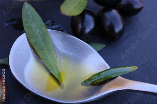 Branche d'olives et cuillère d'huile d'olive