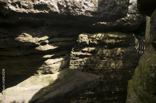 jaskinie skalne, groty