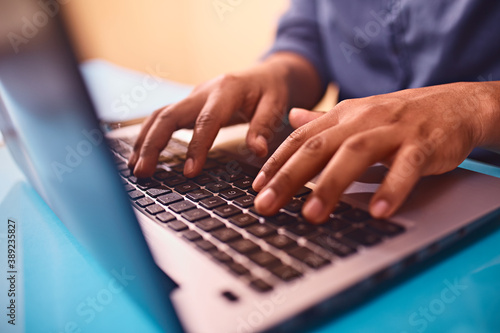Papier peint Manos de hombre escribiendo en teclado de laptop