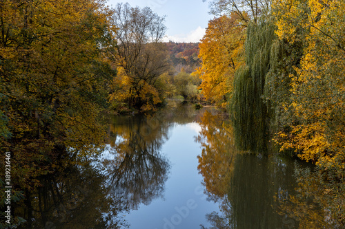 In dem Fluss Altmühl spiegeln sich die herbstlichen Farben der Bäume © HPE