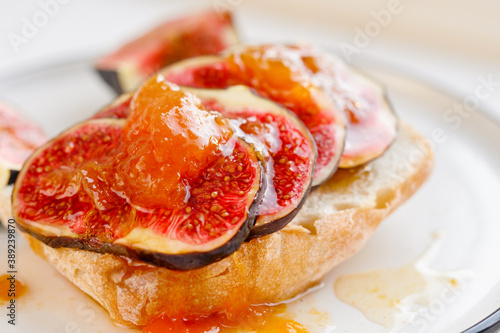 bruschetta with fresh figs and apricot jam