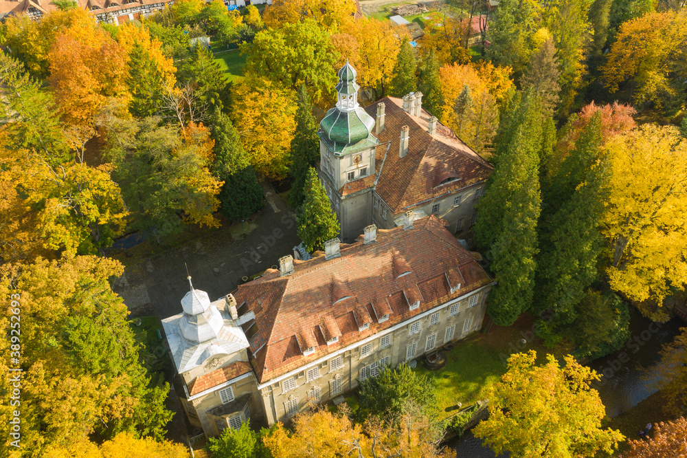 Park dworski w miasteczku Iłowa w Polsce