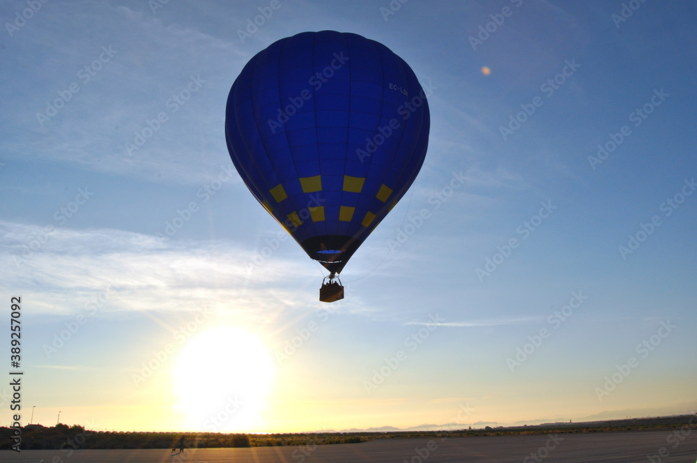 Obraz premium Vuelo globo aerostatico amanecer