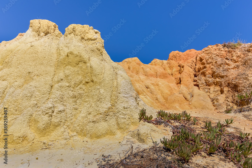Obraz premium Yellow and orange rocks in Algarve Portugal