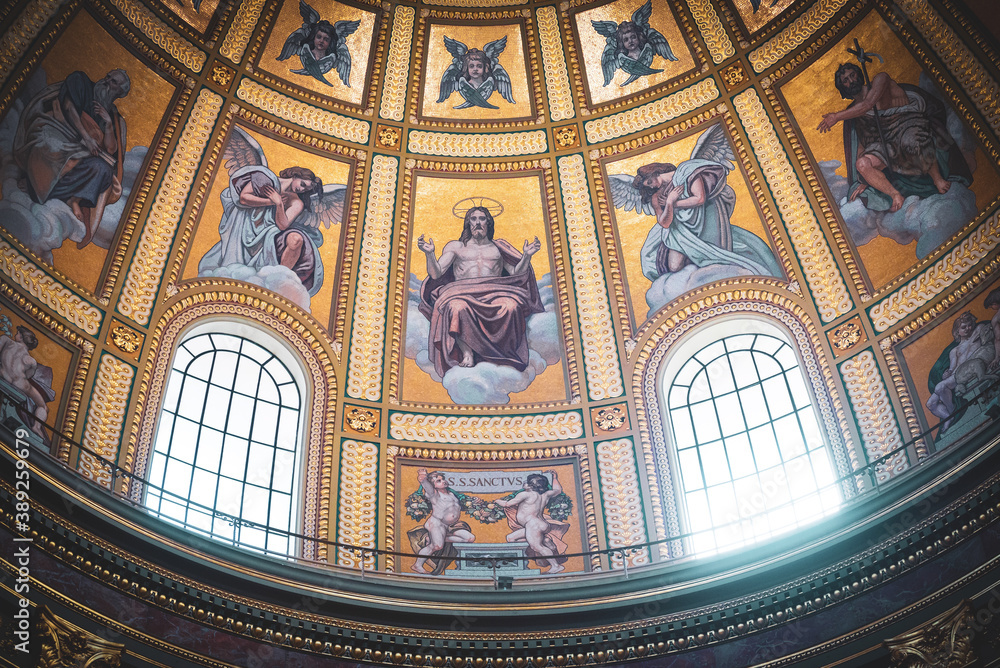 Obraz premium BUDAPEST, HUNGARY - JULY 15, 2019: St. Stephen's Basilica interior. Religious Artwork.