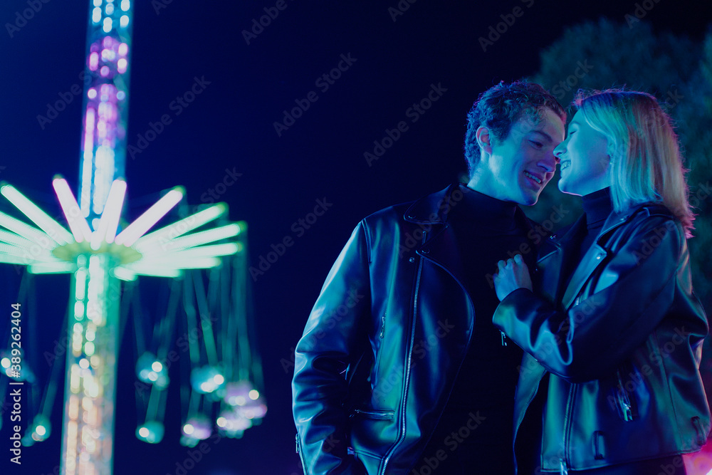 Obraz premium Romantic Couple Spend Time Together in Amusement Park