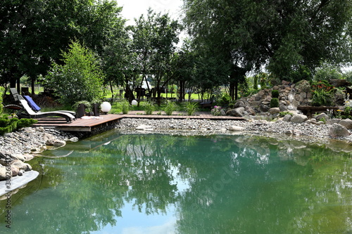 Basen ogrodowy zbudowany z naturalnych kamieni i skał