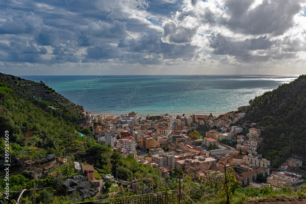 Blick auf die Amalfiküste und den Ort Maiori in Kampanien in Italien 