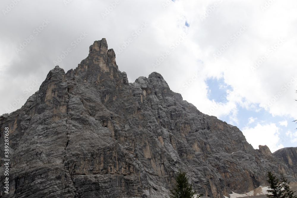 Naklejka premium escursione tra le montagne delle dolomiti