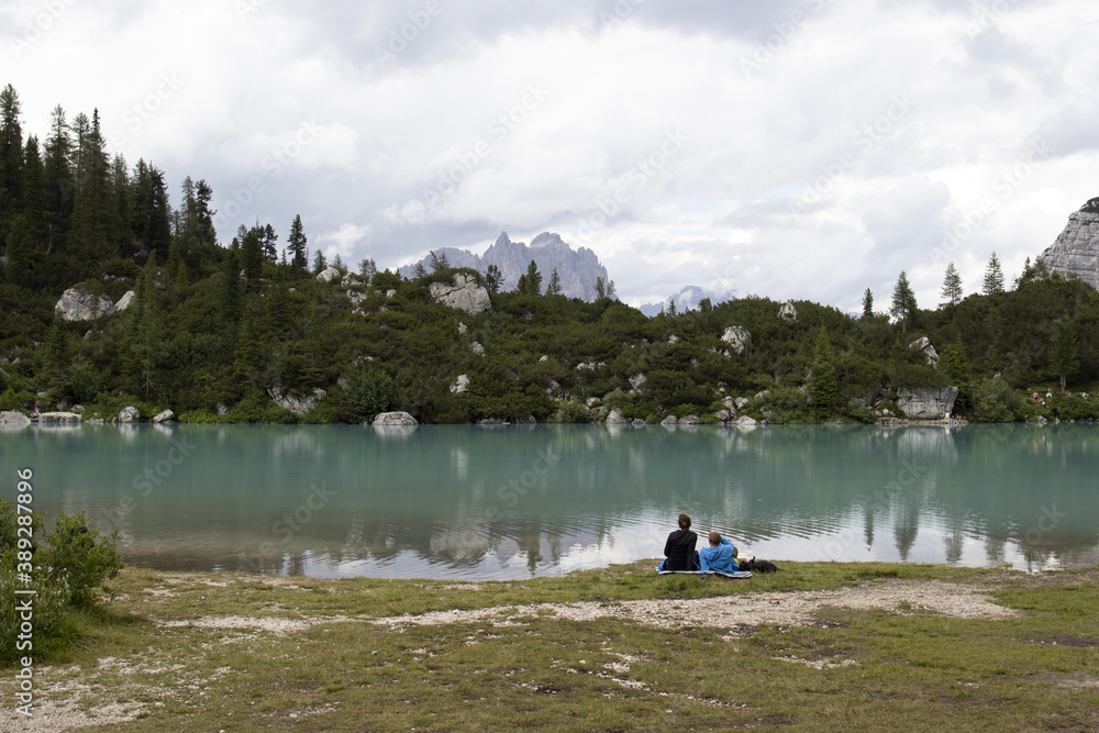 Obraz premium Ammirare il lago di Sorapis
