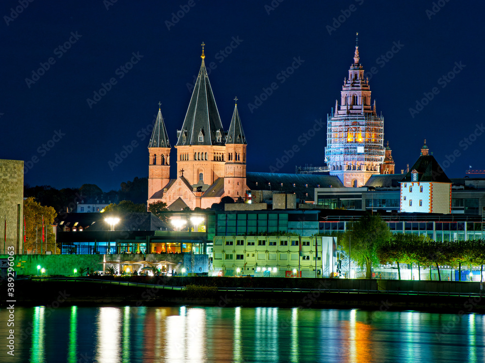 Fototapeta premium Mainz am Rhein mit Fluss, Dom, Rheingoldhalle und Rathaus