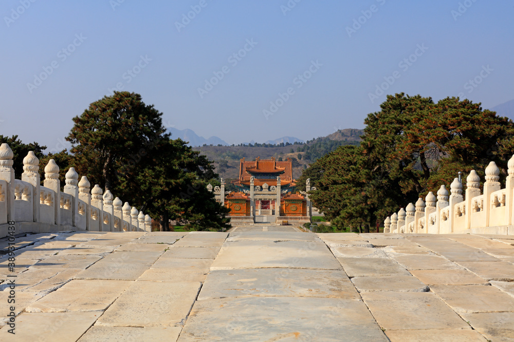 Obraz premium White marble bridge in front of Royal Mausoleum of Qing Dynasty, Yi County, Hebei Province, China