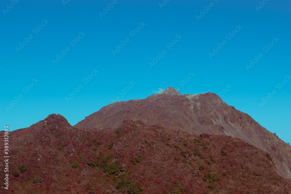 Fototapeta premium 秋の紅葉と山のある自然