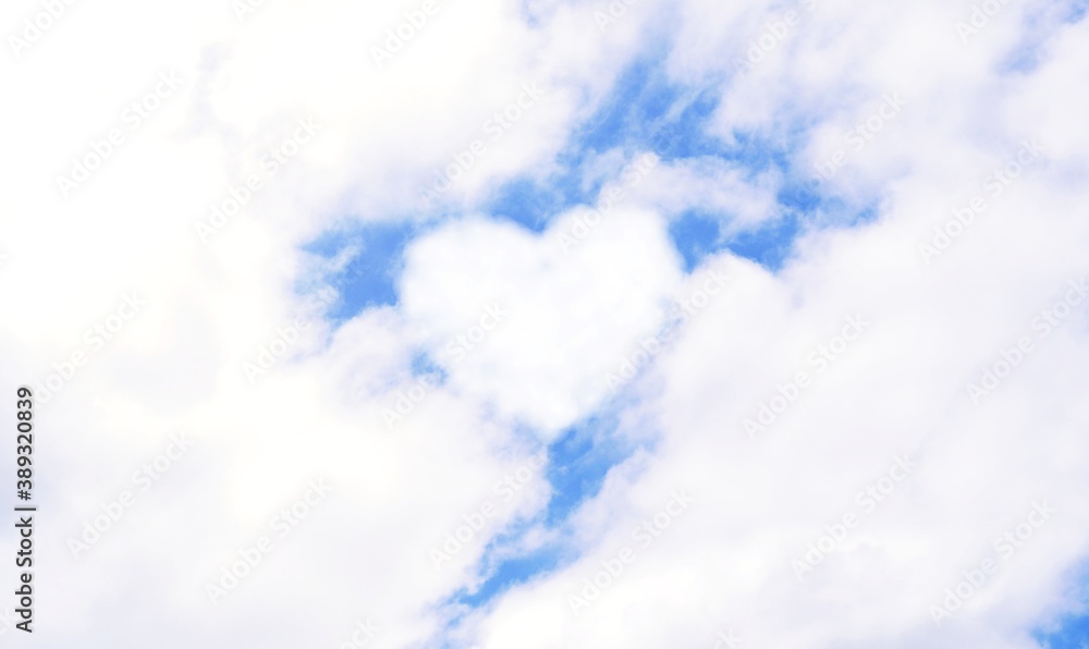 Obraz premium Heart Shape Cloud on blue sky - image 