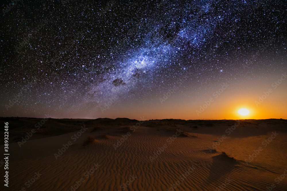 Amazing views of the Sahara desert under the night starry sky - obrazy, fototapety, plakaty 