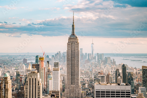 Canvas Print Close up view of the Empire State Building and the New York city skyline on a be