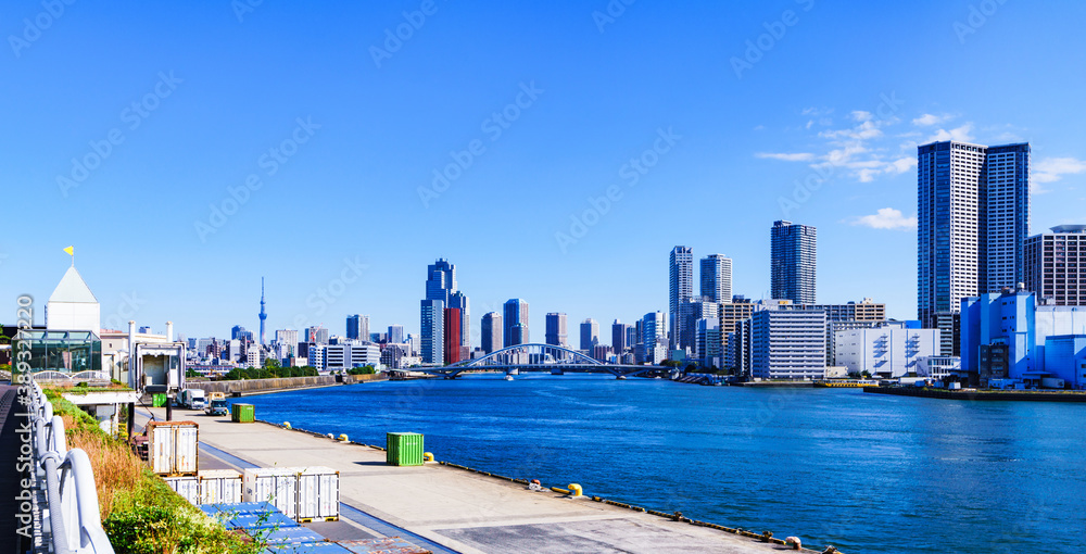 Naklejka premium 竹芝埠頭からみた隅田川と都内 【東京都の都市風景】