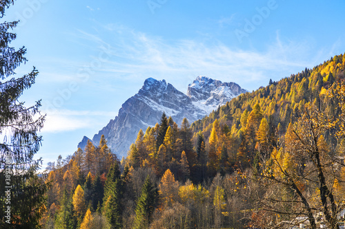 Montagna  Dolomiti in autunno