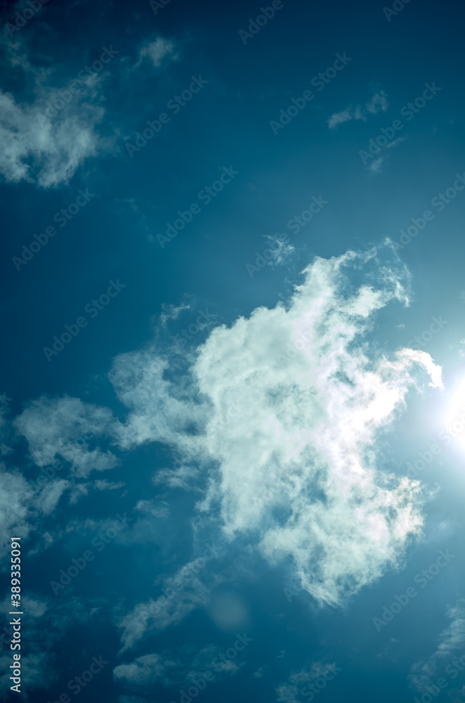 Tapeta kompozycja białych delikatnych chmur na niebieskim niebie