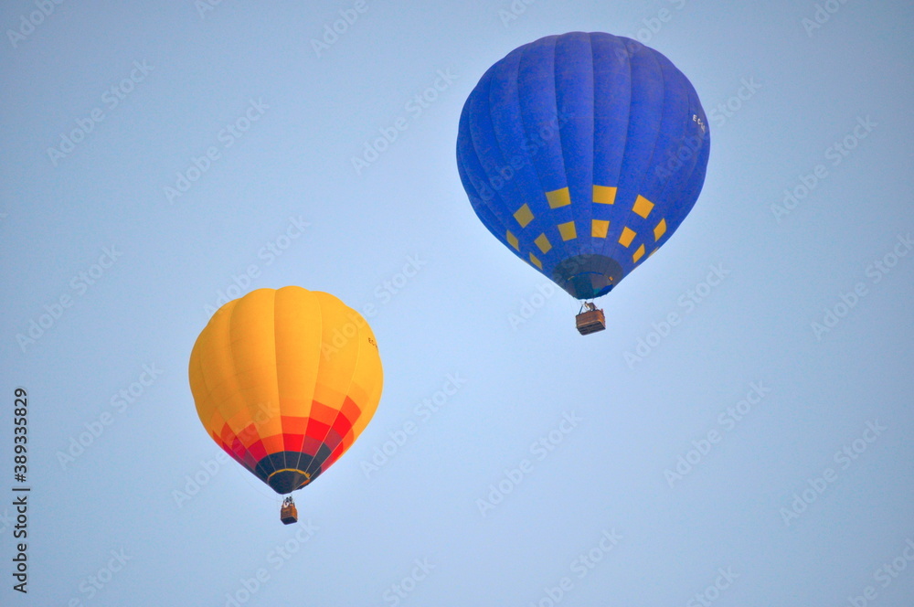 Fototapeta premium Vuelo globo aerostático globo