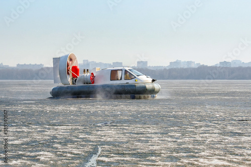 Bilde på lerret Hovercraft on the ice