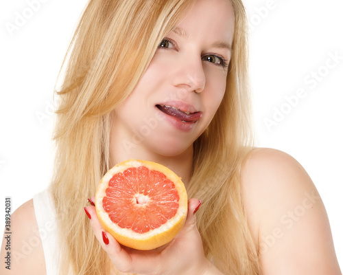 Frau mit halber Grapefrucht
