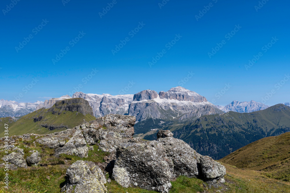 Berglandschaft mit teilweise Schnee bei Wolkenlosem Himmel  im Vordergrund ein Steinhügel