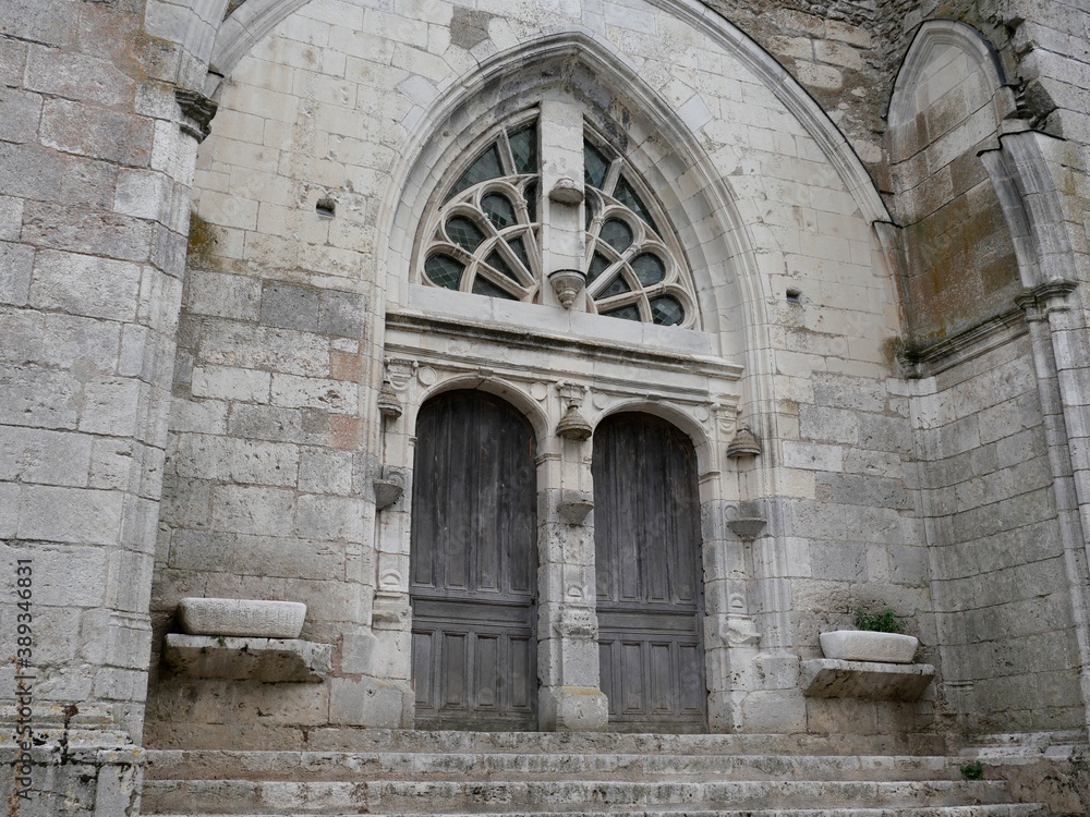 Altes Kirchenportal in Frankreich