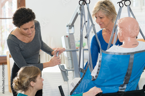 Billede på lærred homecare nurses learning to use a hoist