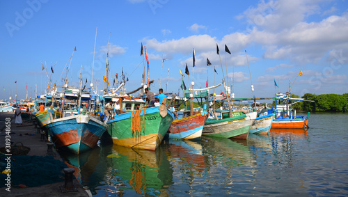 Barcos de pesca amarrados en el puerto de Trincomale, Sri Lanka