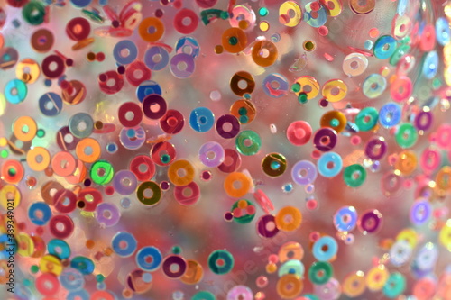 Bunte Pailletten auf einer Glaskugel
