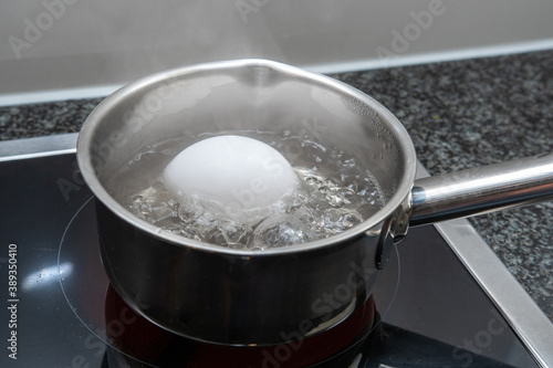 Ei in kochendem Wasser hartkochen