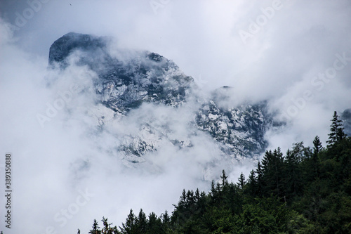 Berggipfel in Wolken