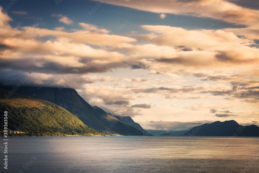 Fjord in Norwegen mit Sonne und Wolken