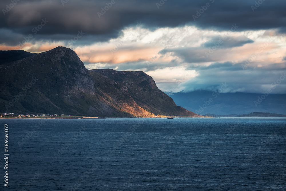 Fjord in Norwegen mit Wolken