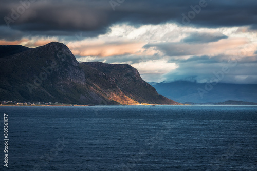 Fjord in Norwegen mit Wolken © Christopher Klein