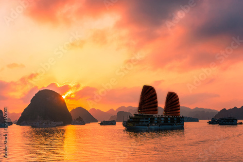 Εκτύπωση καμβά Amazing sunset over Ha Long Bay, Vietnam