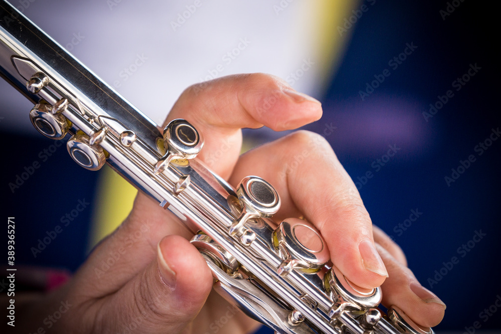 Obraz premium Woman playing a flute.