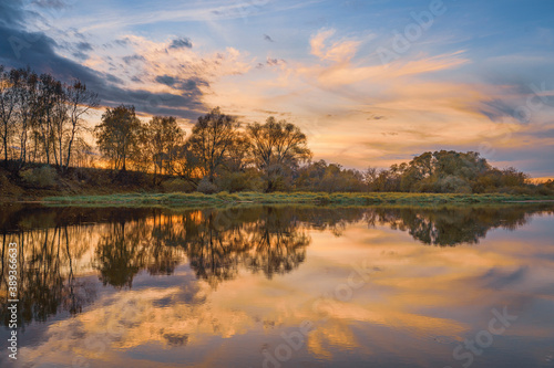 Fototapeta Naklejka Na Ścianę i Meble -  Autumn sunrise over the river in Moscow Region, Russia