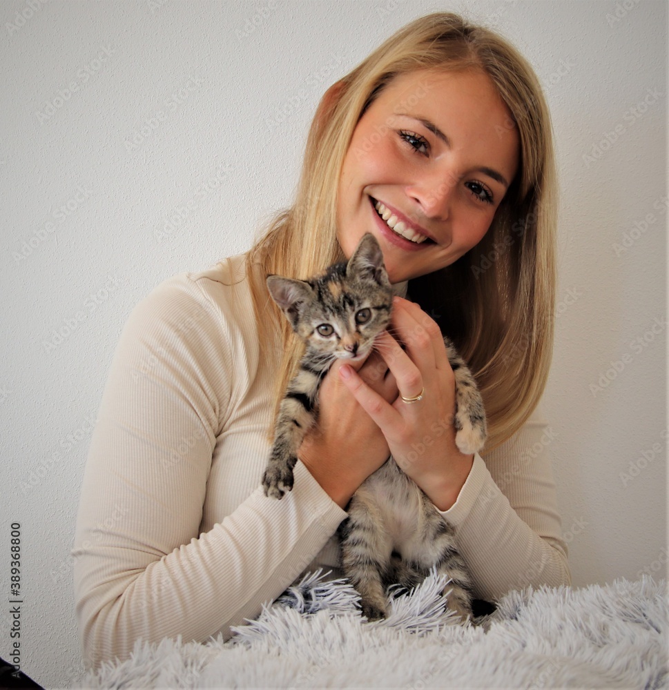 Blondine mit Katze Blondine mit Katze