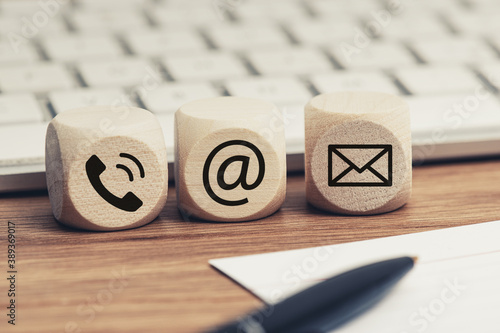 Kontakt Symbole am Arbeitsplatz