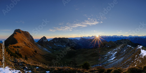 Sonnenaufgang im Gantrischgebiet  Panorama  Schweiz
