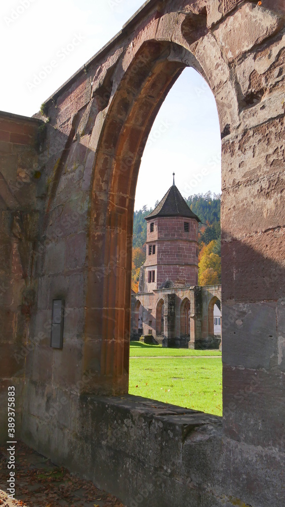Blick auf den Torturm des ehemaligen Klosters St. Peter und Paul in Calw-Hirsau, Schwarzwald