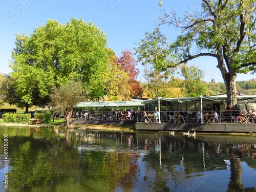 Obraz na plátne Restaurant type guinguette au bord d'un lac en automne, en Champagne-Ardenne,