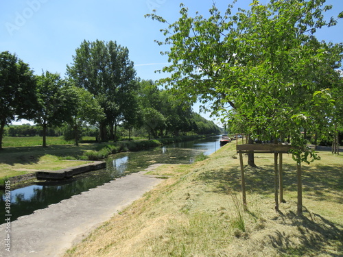 Somme canal at the Froissy lock