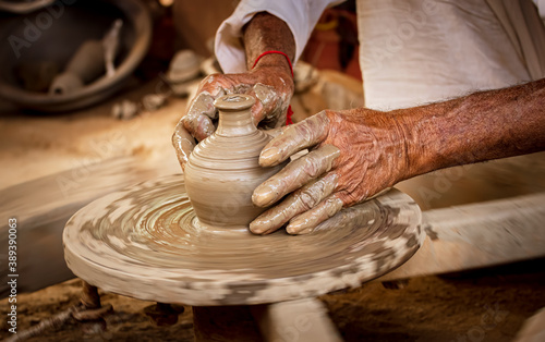 Quadro em tela Potter at work makes ceramic dishes. India, Rajasthan.